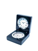 Rappresentazione dell'orologio nella sua raffinatezza. Orologio da tavolo con bussola