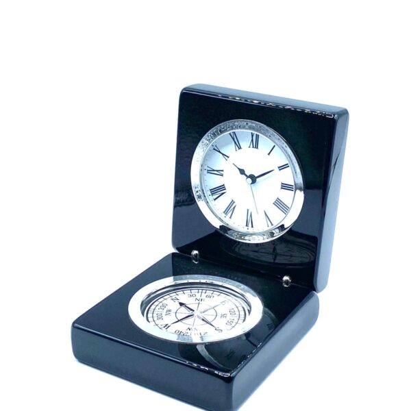 Rappresentazione dell'orologio nella sua raffinatezza. Orologio da tavolo con bussola